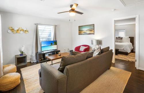 Cozy Heights 2 BD Bungalow, Walkable - Foto 2