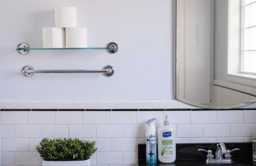 Whimsical Bluebird Cottage Hot Tub Patio Pet Friendly Central Location - Foto 35