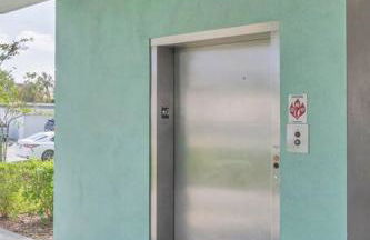 Sunset Dreams 304 Modern Madeira Beach Condo Heated Pool & Walk to Beach - Foto 20