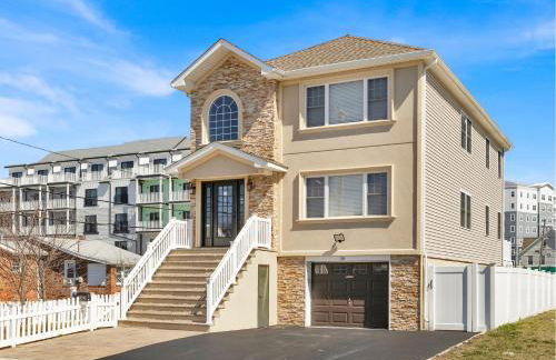 The Seabreeze Haven- Luxury 3BR Coastal Retreat - Near Beach & Free Parking - Foto 1