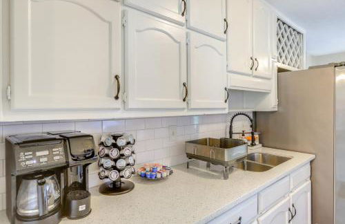 Deck and Game Room Family Home in Stockbridge! - Foto 9