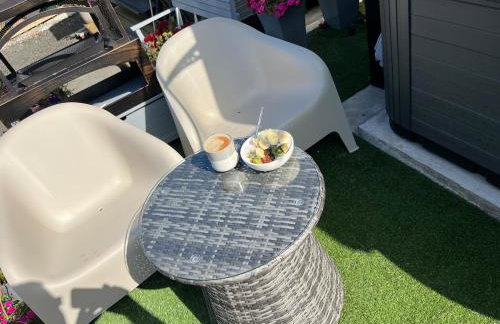 Sunset Retreat Cabin, Private Hot Tub with Mini Cinema Projector & Garden views - Foto 39