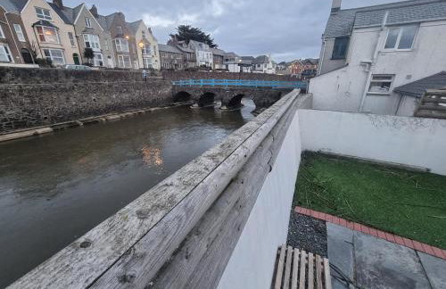 Neet Retreat - sleeps 7 next to beach - Foto 12