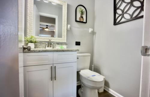 Luxury 4BR Getaway with Heated Pool & Cozy Vibes! - Foto 35