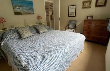 Seaview House, lovely ground floor flat with garden, minutes walk to beach - Photo 3