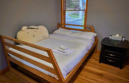 Serene Rustic Retreat with Lake - Foto 9