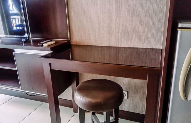 Comfortable Studio Room near Airport at Skylounge Tamansari Apartment - Foto 16