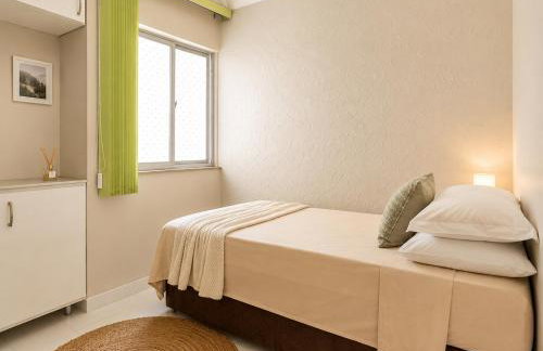 Apartamento Espaçoso e Completo com 3 Quartos - 2 Banheiros - Até 6 Pessoas - Check-in Automático 24h - Garagem Coberta - Foto 38