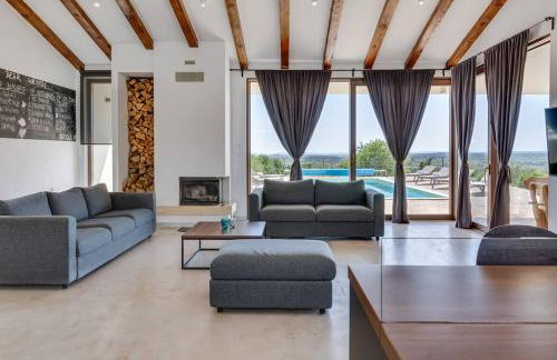 Luxury Spa Villa w Heated Pool, Jacuzzi & Sauna - Photo 16