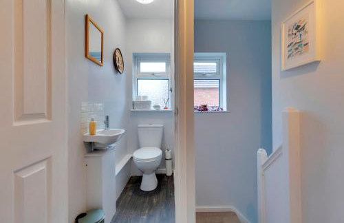 Pass the Keys Spacious and modern house with Free Parking - Photo 46