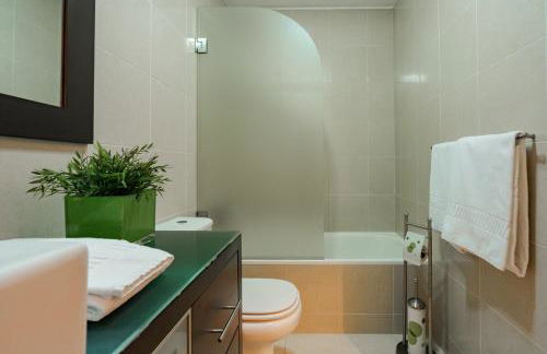 Fully Equipped 3 bed - Parking - Foto 29