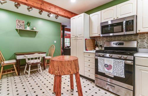 1 Mi to Rangeley Lake Cabin with Wraparound Deck! - Foto 11