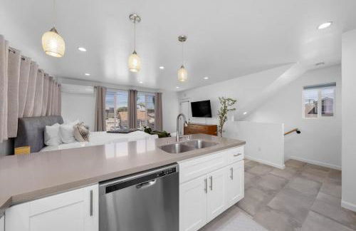 Modern Urban Escape Rooftop & Walkable Fun - Foto 10