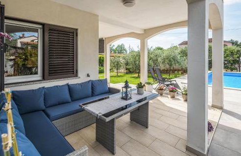 2 Bedroom Lovely Apartment In Nova Vas - Foto 8