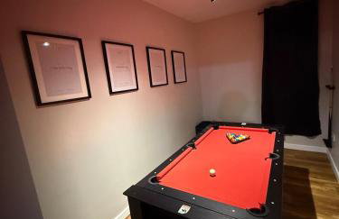 Luxury Modern Apartment, Sleeps 4 and Games Room - Photo 6