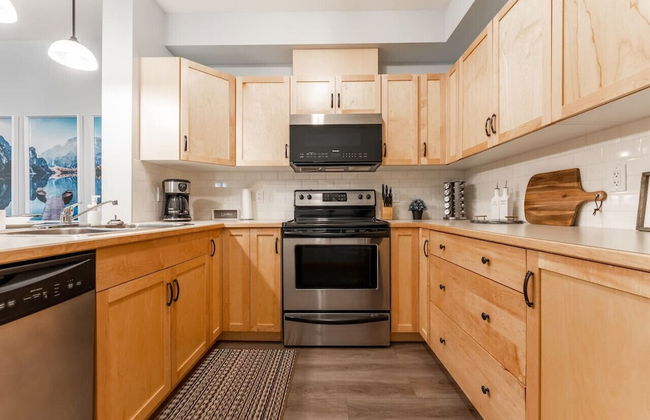 SPACIOUS 3-Br Luxury Condo | HEATED Pool + 3 Hot Tubs | Pool Table | Hm Theatre - Photo 15