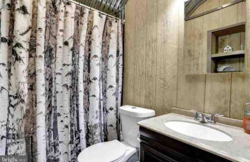 Rustic Barn Retreat w Hot Tub Game Room & FirePit - Foto 16