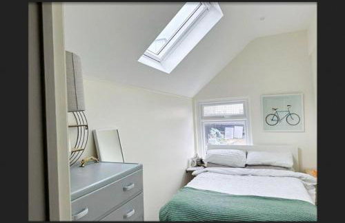 Spacious House In Guildford - Photo 9