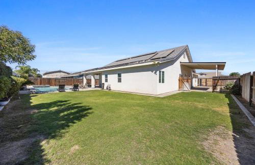 Spacious Home with Private Pool - Photo 59