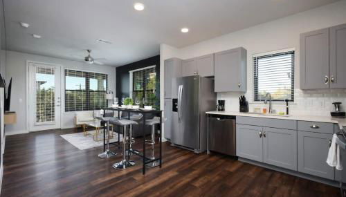 Cozy 2BR w Pool Gym Near Rvrwalk Dome Conv Ctr - Foto 5