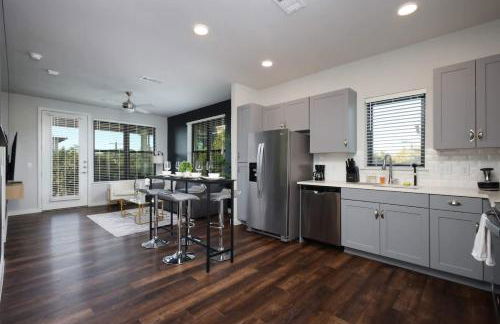 Cozy 2BR w Pool Gym Near Rvrwalk Dome Conv Ctr - Foto 5