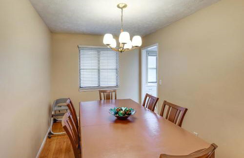 Bring the Family! Suburban Home with Yard in Omaha - Foto 8