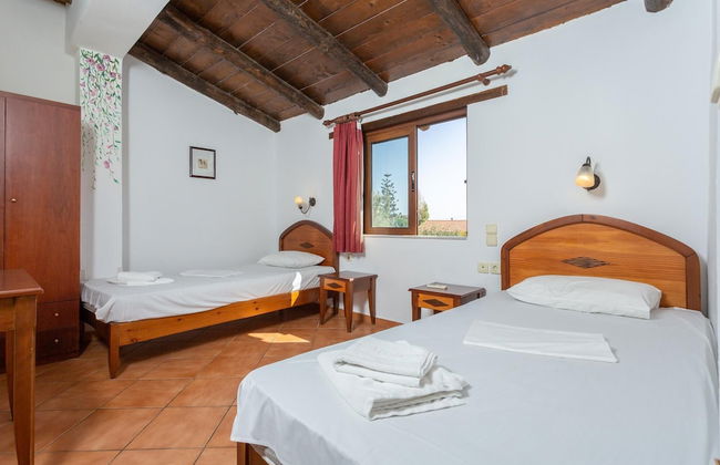 Villa Tzina Large Private Pool Walk to Beach A C Wifi Car Not Required - 1604 - Foto 28