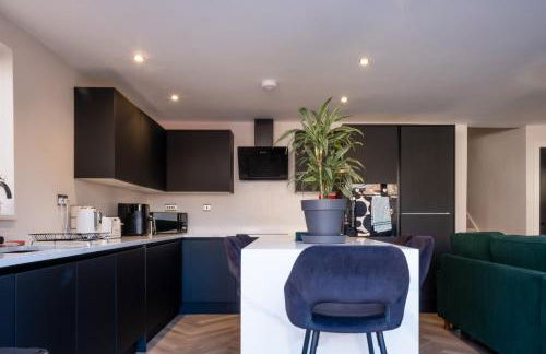 Luxury 4BDR House By Torr Property Group Short Lets & Serviced Accommodation With Free Gated Secure Parking & Private Patio Garden Liverpool - Foto 11