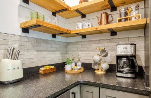 Peaceful Smoky Treehouse| Hot Tub • Hammock • Deck - Foto 30