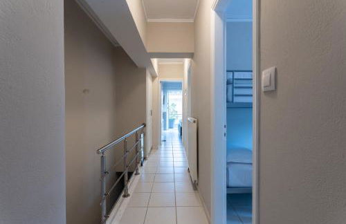 Comfortable 3-Bedroom Seaside Maisonette - Photo 14