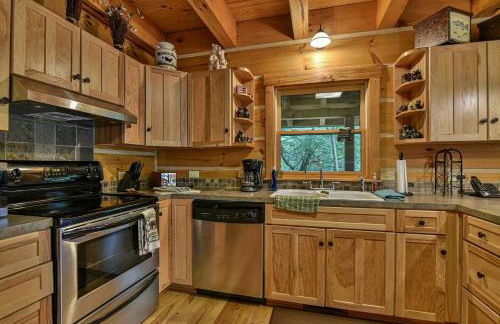 Stunning Mountain Cabin with Hot Tub and Game Room Near Asheville in Old Fort, NC - Foto 13