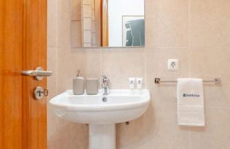 Bright Flat with Balcony & Garage by HostWise - Foto 36