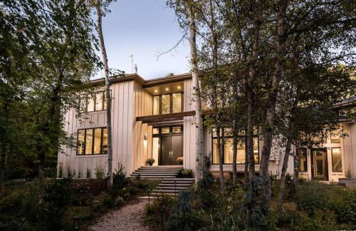 25-Bed, Amenity-Rich Estate in a Private Forest - Foto 3