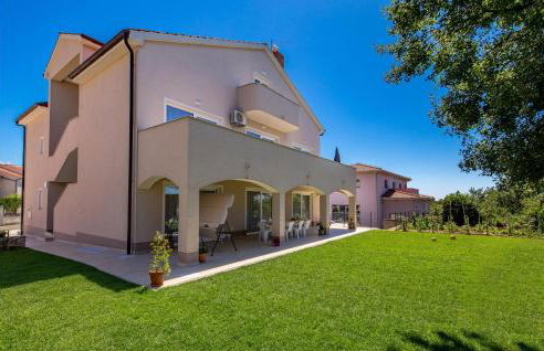 2 Bedroom Lovely Apartment In Viskovo - Photo 1