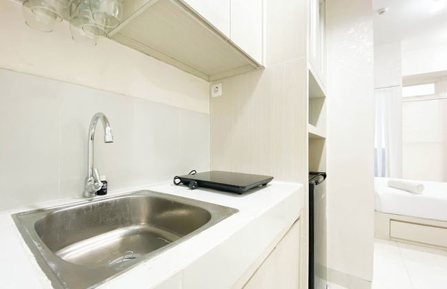 Minimalist And Homey Studio Room At Amartha View Apartment - Foto 6