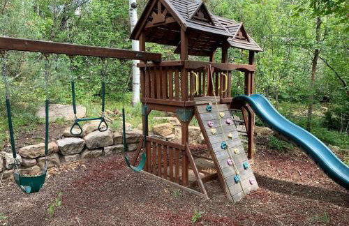 25-Bed, Amenity-Rich Estate in a Private Forest - Foto 65