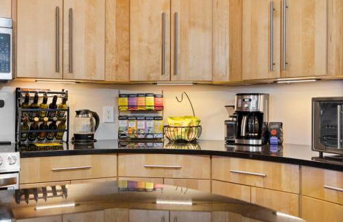 Top of The Peak: Downtown Gem! Steps to Beach - Foto 9