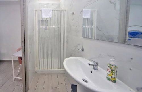 Dimora di Antonietta Room - near Train Station & Wi-Fi - Foto 39