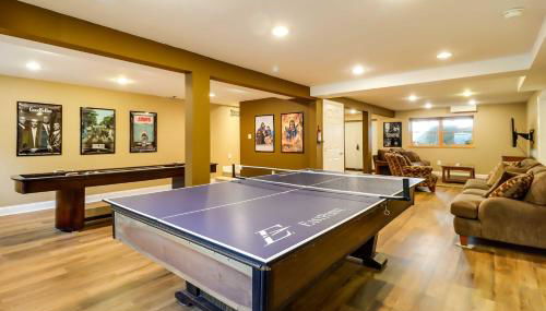 Lakefront Poconos Family Home with Pool Access - Foto 4