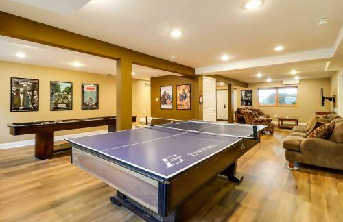 Lakefront Poconos Family Home with Pool Access - Foto 4