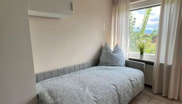 Klamar Ferienwohnung Monteur Wohnzimmer Esszimmer 1 Schlafzimmer Küche Diele Bad in Erftstadt Niederberg - Foto 4