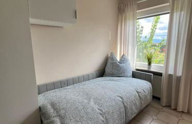 Klamar Ferienwohnung Monteur Wohnzimmer Esszimmer 1 Schlafzimmer Küche Diele Bad in Erftstadt Niederberg - Foto 4