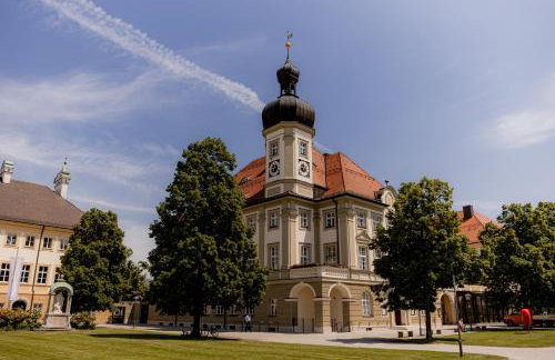 C4S COME4STAY Altötting - 3-Zi Whg I Zentrale Lage I Parkplatz I Balkon I WIFI I SmartTV I 1 Kingsize, 1 Queensize Bett I Office Arbeitsplatz I Wohnbereich mit Couch und Essbereich I voll ausgestattete Küche I Nespresso - Foto 34