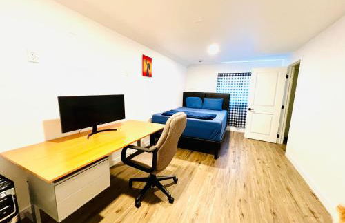 Charming 2-bedroom and 1 Full bath basement apartment with WiFi and AC in lovely Edmonds - Photo 13