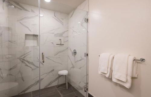 Elevator-Work Here-Gig WiFi-King Bed-Laundry in unit - Foto 58