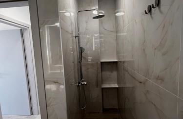 Phil's Apartments - Photo 9