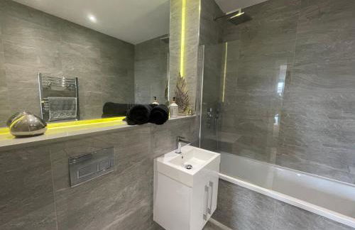 Superior Large Suite Luxury Living City Apartment, 2 Kingsize Bedrooms Business Suite - Free WiFi - Foto 4
