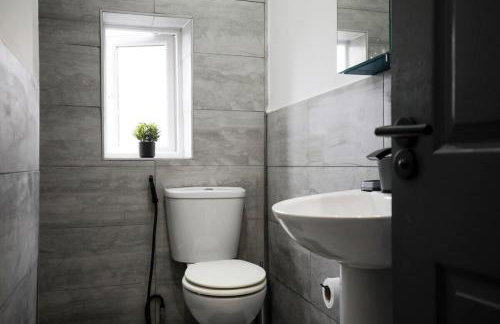 Dixon House, Sleeps 6, Free Parking, Long or Short Stays - by NMB Property - Photo 33