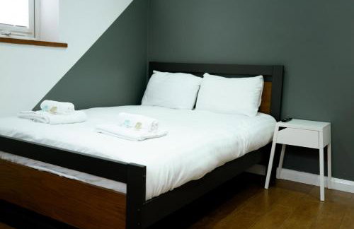 4 bed family home wifi, netflix, parking, close to wicksteed park - Photo 42