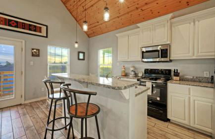 Waterfront Shared Pool w/ Bay Views, Boat Dock Oscar's Lodge by Avantstay - Foto 24